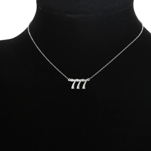 Collana in acciaio inossidabile lucido con un ciondolo creativo numero 777 da donna
