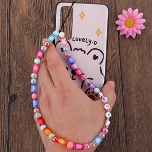 Handgefertigte bunte Schmetterlings-Perlen-Handykette mit AMORE-Buchstabenperlen