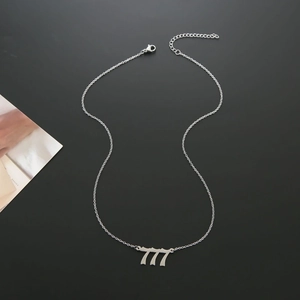 Collana in acciaio inossidabile argento con ciondolo numero 777 su sfondo nero