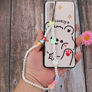 Detail der Handy-Perlenkette in Bonbonfarben mit Schmetterlingen und Bären-Hülle