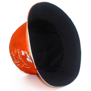 Detalle de gorro de pescador naranja navideño con estampado Merry Christmas y forro negro