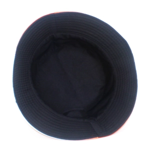 Vista interna de un sombrero de pescador negro que muestra la textura de tela y costuras