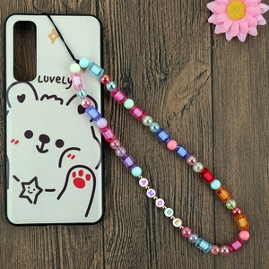 Nahaufnahme einer Bären-Handyhülle mit bunter AMORE-Perlenkette aus Kunstharz