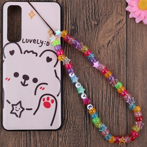 Detailaufnahme einer bunten Handy-Perlenkette mit LOVE-Buchstaben und Sternen