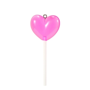 Détail d'un pendentif sucette coeur rose translucide en résine avec anneau en métal