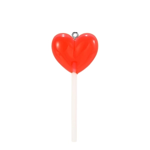 Détail d'un pendentif sucette coeur rouge translucide avec anneau métallique pour bricolage