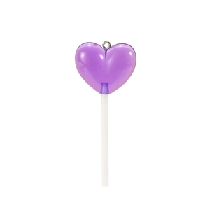 Détail d'un pendentif sucette en forme de cœur violet transparent avec anneau argenté