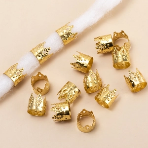 Détail des perles de couronne dorées pour tresses et accessoires de dreadlocks