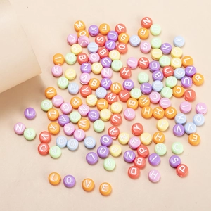 Set di perle in resina macaron con lettere bianche per creazione di gioielli fai-da-te