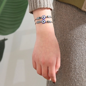Détail des bracelets Evil Eye ajustables au poignet avec des perles en résine bleue