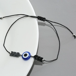 Détail du bracelet tressé ajustable avec œil bleu et perles en hématite noire