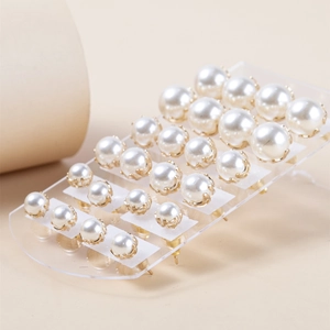 Elegante set van imitatieparel oorbellen in verschillende maten met gouden basis