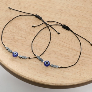 Lot de bracelets œil maléfique tressés avec perles de cœur en hématite sur plateau