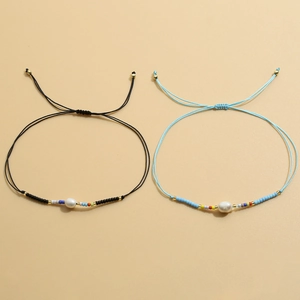 Détail de bracelets bohèmes faits main avec perles ovales et perles de rocaille colorées