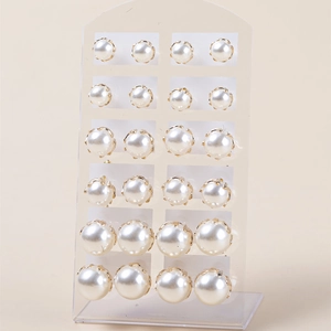 Set van 12 paar minimalistische witte pareloorbellen met gouden zetting in diverse maten