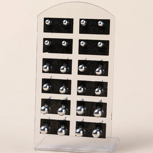 Minimalistische zilveren metalen bolletjes oorbellen set van 12 paar op display