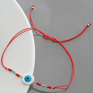 Bracelet ajustable en cordon rouge avec œil bleu et perles dorées élégantes