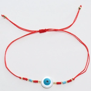 Gros plan sur le bracelet Evil Eye en cordon rouge tressé avec nœud coulissant réglable