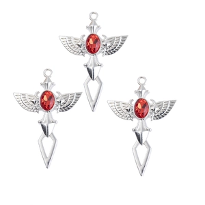 Collier croix ailée gothique avec pierre rouge en finition argentée polie
