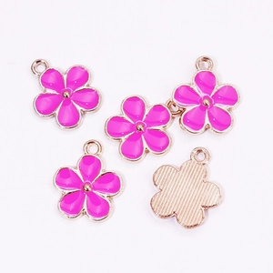 Detail von rosa Blumenanhängern mit Roségoldkanten und strukturierter Metallrückseite für DIY