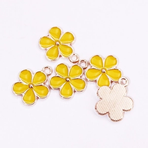 Set mit fünf leuchtend gelben Emaille-Blumenanhängern mit goldenem Metallrahmen für DIY