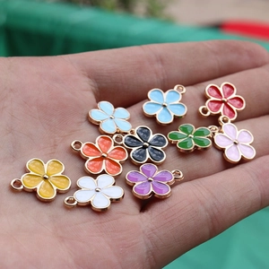 Bunte Emaille-Blumenanhänger für DIY-Schmuckherstellung in der Hand zur Größendarstellung