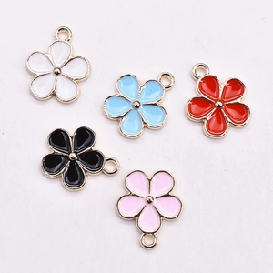 Bunte fünfblättrige Blumenanhänger aus Legierung mit Goldrand und Emaille für DIY-Schmuck