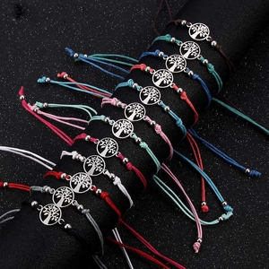 Set van 12 kleurrijke gevlochten armbanden met Levensboom bedeltjes en verstelbare knopen
