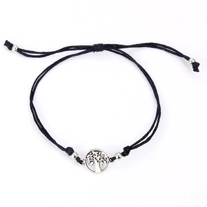 Detail van verstelbare zwarte gevlochten armband met zilveren Levensboom hanger