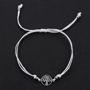 Macroweergave van wit gevlochten armband met levensboom hanger en verstelbaar schuifkoord