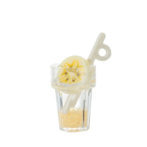 Dettaglio ravvicinato di una tazza di tè alla frutta in miniatura con fettine di limone