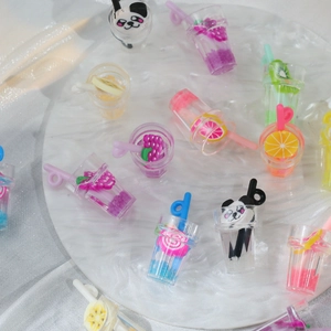 Miniature assortite di bottiglie per bevande in resina per fai-da-te con frutta e panda