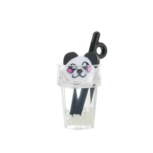 Dettaglio del ciondolo panda bubble tea in resina con cannuccia nera e perline bianche