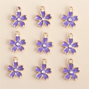 Neuf pendentifs fleurs de cerisier en alliage avec émail violet et petits cristaux