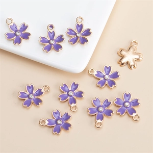 Détails de pendentifs fleur de cerisier violets plaqués or avec des strass blancs fins