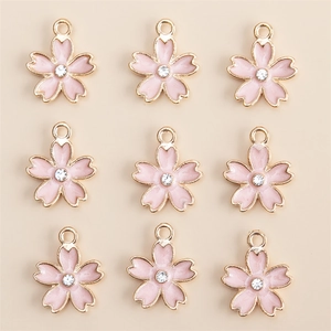 Pendentifs fleurs de cerisier en émail rose avec petits cristaux et bords dorés