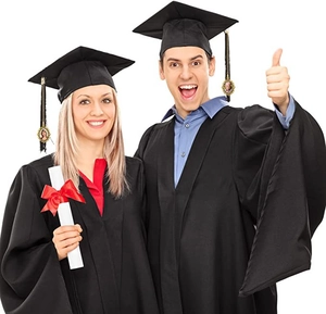 Dettaglio del ciondolo per foto fai-da-te in bronzo sulla nappa del tocco da laurea