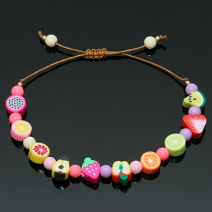 Detail von bunten Obst-Perlenarmbändern mit verstellbarem gewebtem Knotenverschluss