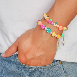 Bunte Obst-Perlenarmbänder für Kinder mit Erdbeeren und Zitronen-Anhängern