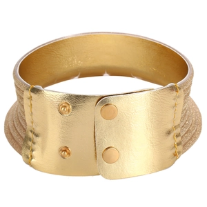 Detail van een Afrikaanse gouden choker met metalen spoelen en drukknopen op de lederen sluiting