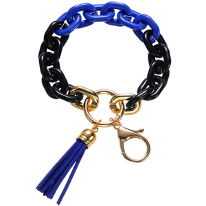 Detalle del llavero de cadena acrílica azul con borla de ante y cierre de oro metálico