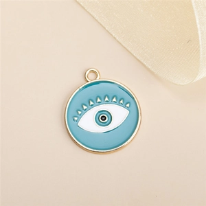 Détail du pendentif œil bleu avec cils dorés pour création de bijoux artisanaux DIY