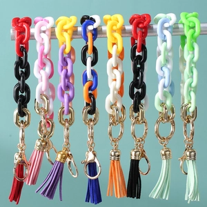 Detalle de pulseras de cadena acrílica colorida con borlas y cierres de metal