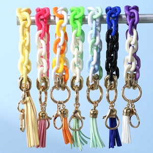 Detalle de pulseras de cadena acrílica con borlas en siete colores vibrantes y vivos