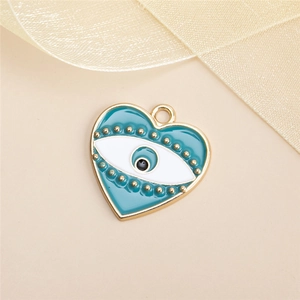 Vue détaillée du pendentif œil porte-bonheur en forme de cœur avec émail bleu et or