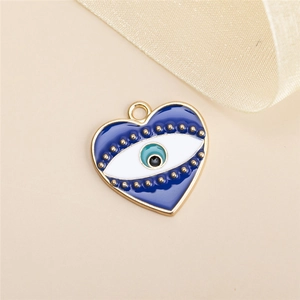 Détail d'un pendentif cœur avec œil protecteur en émail bleu pour bijoux DIY