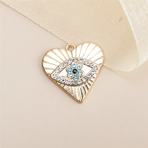 Macro de pendentif cœur en alliage doré avec œil protecteur et détails en zircon blanc