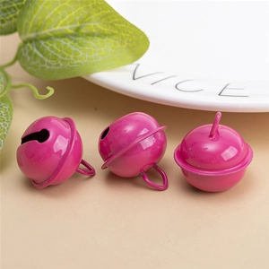 Trois clochettes en métal rose vif avec boucle de suspension pour travaux manuels