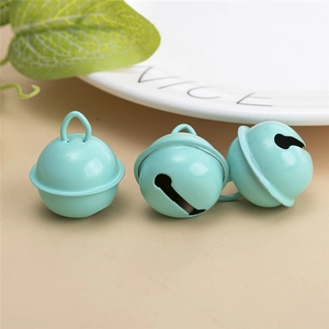 Trois clochettes en métal vert menthe mat avec boucles de suspension pour DIY