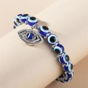 Bracelet minimaliste en résine bleue Evil Eye avec pendentif argenté sur support